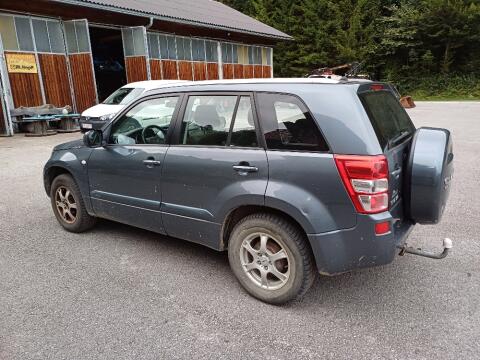 SUZUKI Grand Vitara mit Anhängervorrichtung