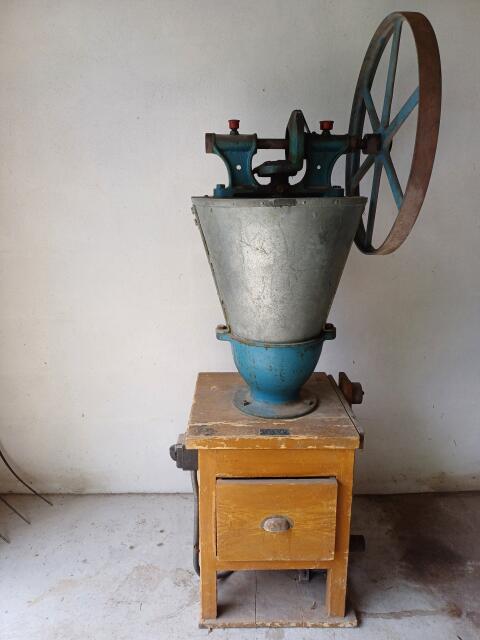 Alte gewerbliche Bröselmaschine