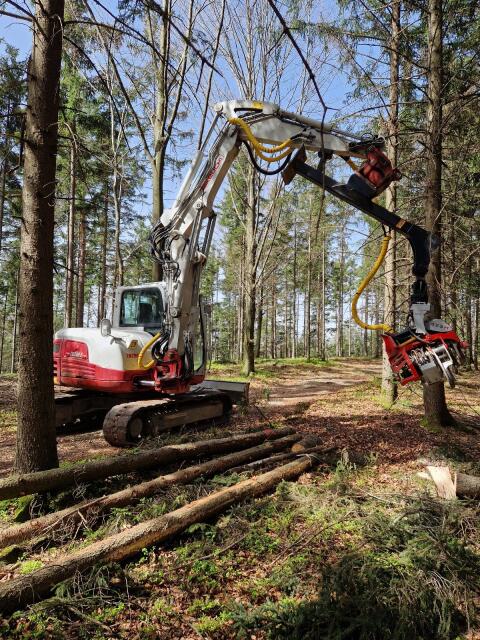 Takeuchi TB290-2 mit Nisula Harvester 425H