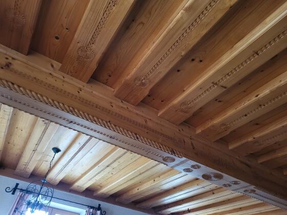 Holzdecke geschnitzt