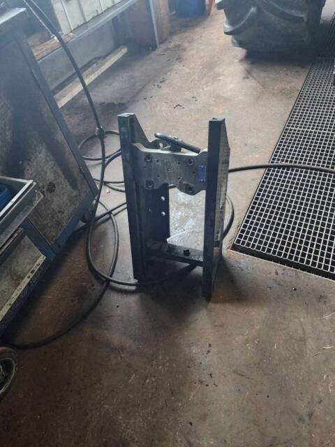 Steyr Anhängeschlitten mit Zugmaul und Adapterplatte