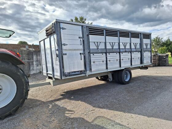 Verkaufe Viehanhänger für Traktor
