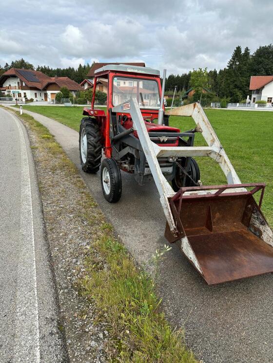 Massey Ferguson 135 mit Frontlader