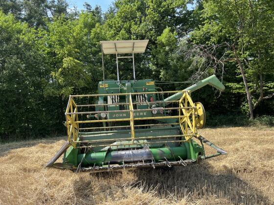 John Deere Mähdrescher 330