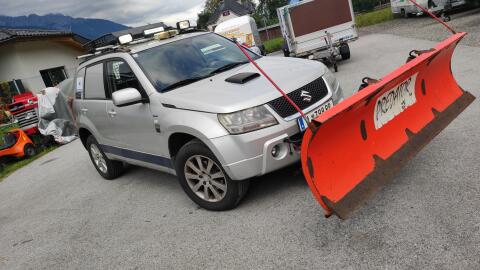 Suzuki Jeep mit Schneepflug