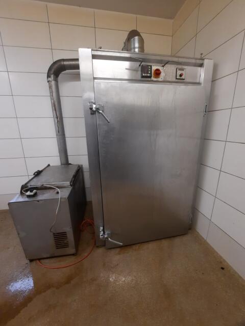 Räucherschrank und Wurstfüller