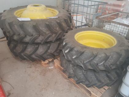Pflegebereifung für John Deere 5R, neuwertig