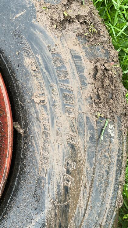 Lkw-Reifen mit Felge, 365/80 R20