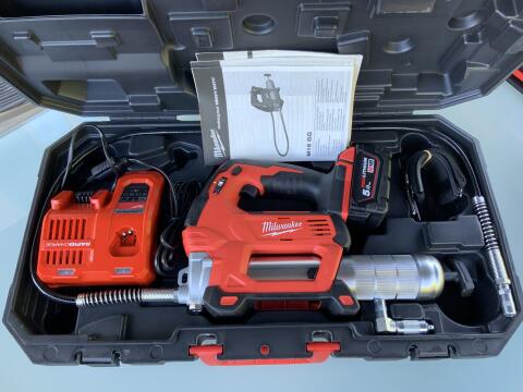 Milwaukee Akku-Fettpresse mit Akku und Ladegerät - Neu