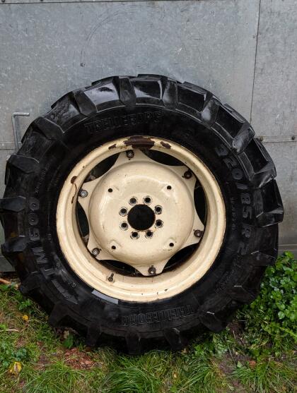 Verkaufe Traktorreifen mit Felgen 320/85 R24