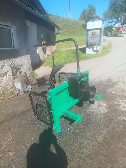 Holzspalter mit Spaltkegel