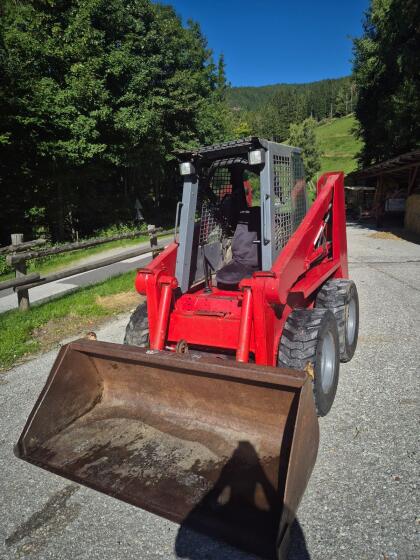 Gehl Hoflader 2.400 kg