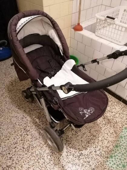 2 Kinderwagen mit Zubehör