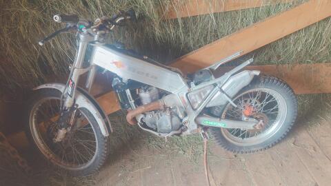 2 Beta Trial und ein Rieju Motorrad zum Ausschlachten