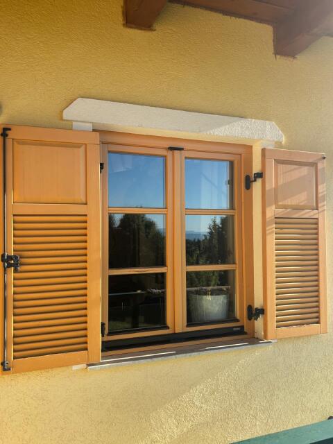Holzfenster mit Balken