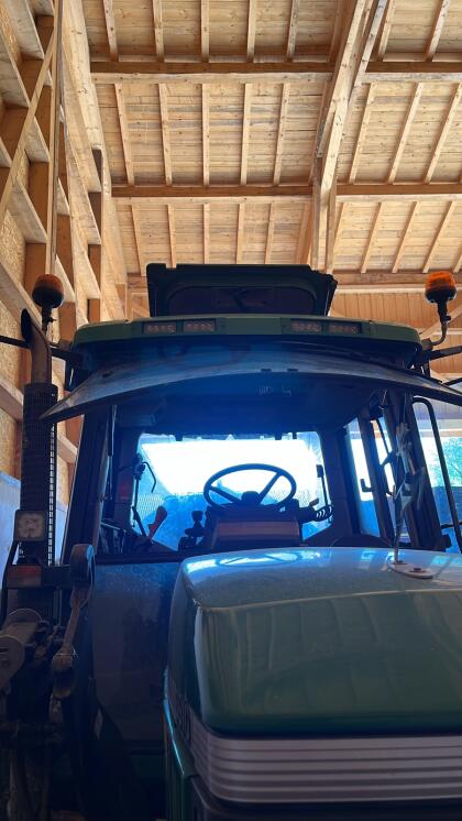 John Deere 6910