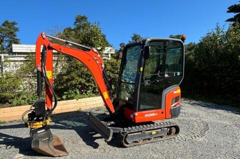Kubota KX019-4 mit Kettenverbreiterung und Schaufeln