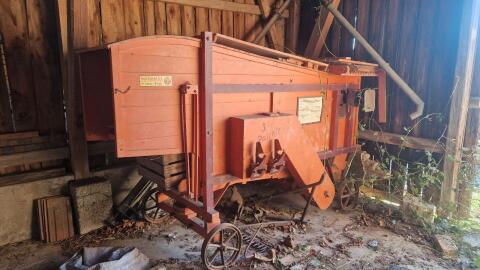 Historische Dreschmaschine Landwirtschaft zu verschenken