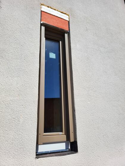 Kunststoff-Alu-Fenster 580x2.035 mit Rollo el. NEU