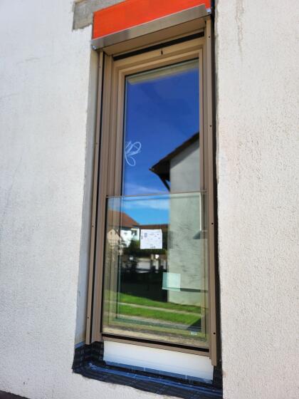Kunststoff-Alu-Fenster 580x2.035 mit Raffstore el. NEU