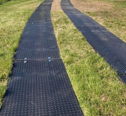 Mobile Baustraße Kunststoffplatten Bodenschutzplatten
