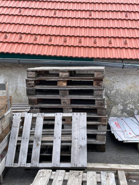 Einwegpaletten und Holzkisten