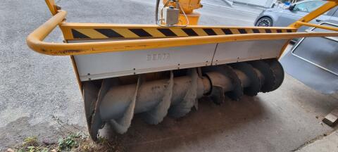 Schneefräse mit hydraulischer Kaminbedienung
