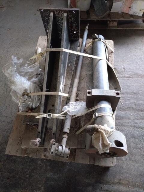 Hydraulikzylinder und Eisenbock