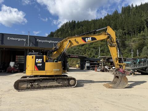 CAT 325 F mit Winkelbauer XL Schnellwechsler und Tieflöffel