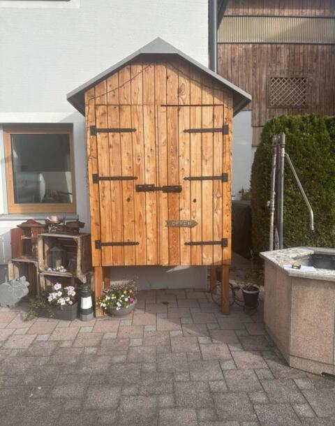 Selbstgebautes Hofkastl aus Douglasie mit Holzschild