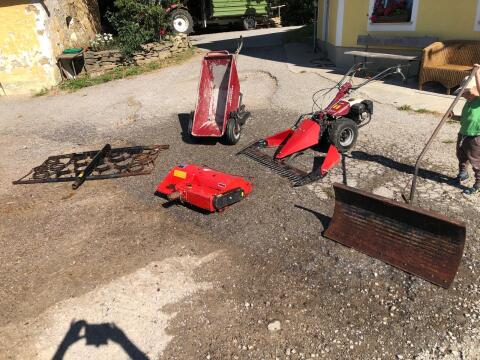 Motormäher mit Anbaugeräte