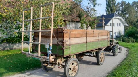 Zweiachsanhänger mit Holzbordwänden