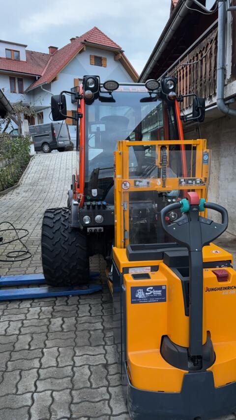 Holder S990 mit Kugelmann E1200 Kehrmaschine