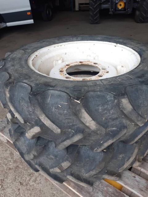Reifen mit Felgen für 975 Steyr