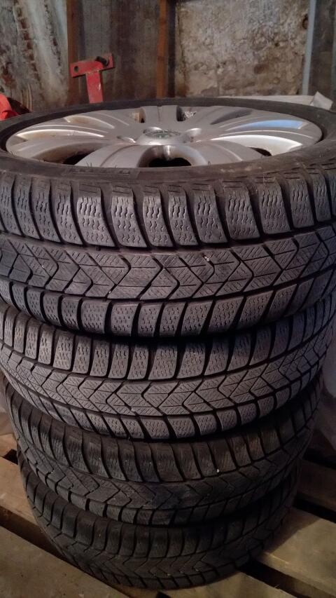 Winterreifen 205/50 R17 Pirelli auf 5 Loch Alufelge von Skoda Superb