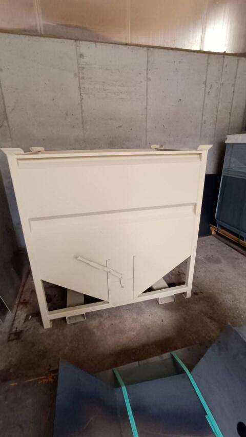 Container mit Schrägboden und Schuber