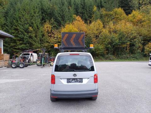 VW Caddy 4Motion mit Warntafel für Begleitfahrzeug