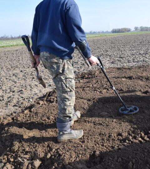 Sondeln mit Metalldetektor & Auftragssuche auf landwirtschaftlichen Flächen