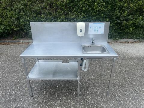 Tisch mit Waschbecken