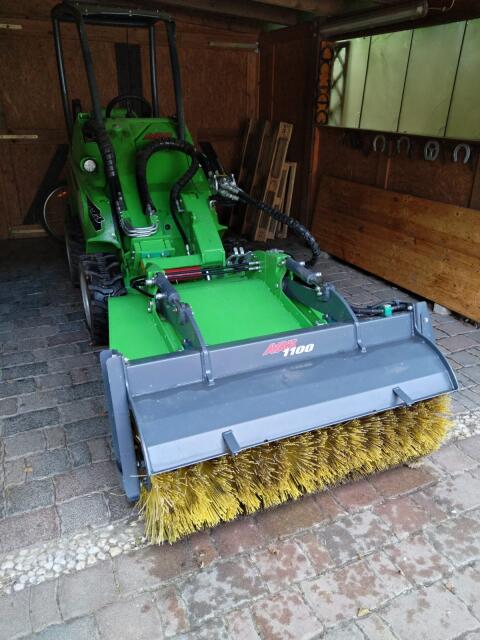 Kehrmaschine 1100 von Avant mit Auffangbehälter (gebraucht)