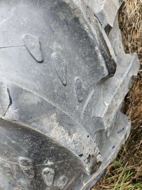 380/85R24