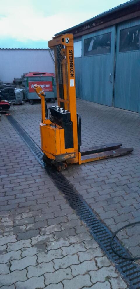Steinbock Gehhubwagen Handstapler