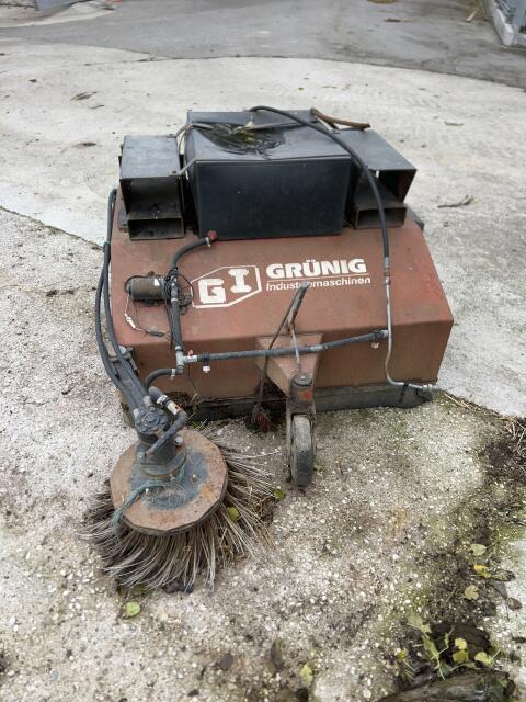 Grünig Kehrmaschine (Seitenbesen), Hoflader, Frontlader