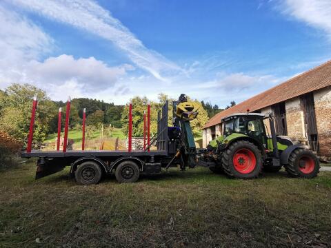 Kombirückewagen mit 3-Seiten-Kipper und Claas Arion 640 Cebis