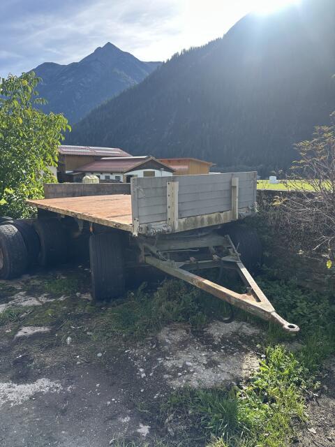 Landwirtschaftlich genutzter Tieflader/Anhänger