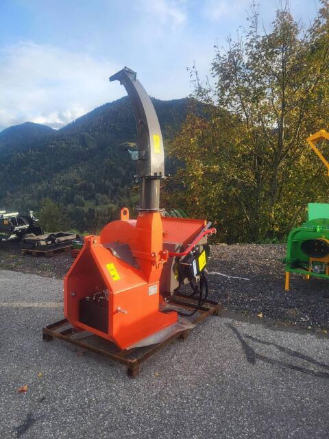 Holzhäcksler mit Einzug und Eigenölversorgung bis 18 cm
