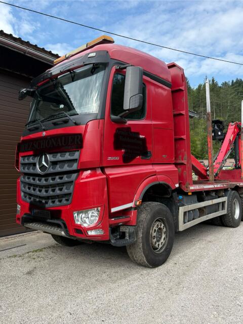 Mercedes Arocs mit Holzkran
