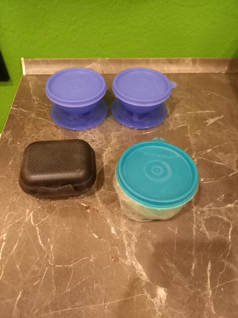 Verschiedene kleine Tupperware-Dosen