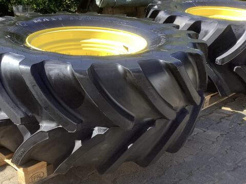 2 neue Reifen auf John Deere Felgen