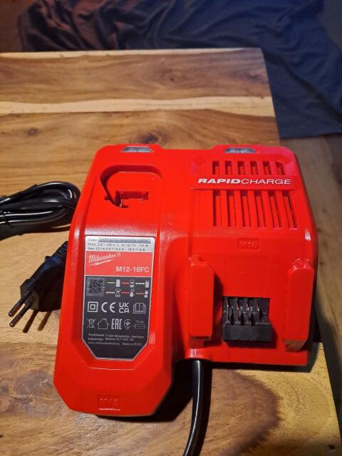 Milwaukee M12-18FC Rapid Charge